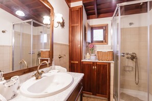 Shower, hair dryer, bidet, towels - Romántica Casa con Buena Ubicación y Wi-fi (Breña Baja)