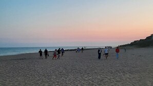 A wide sandy beach with people walking along the shore. - Villa a Angles (Angles)