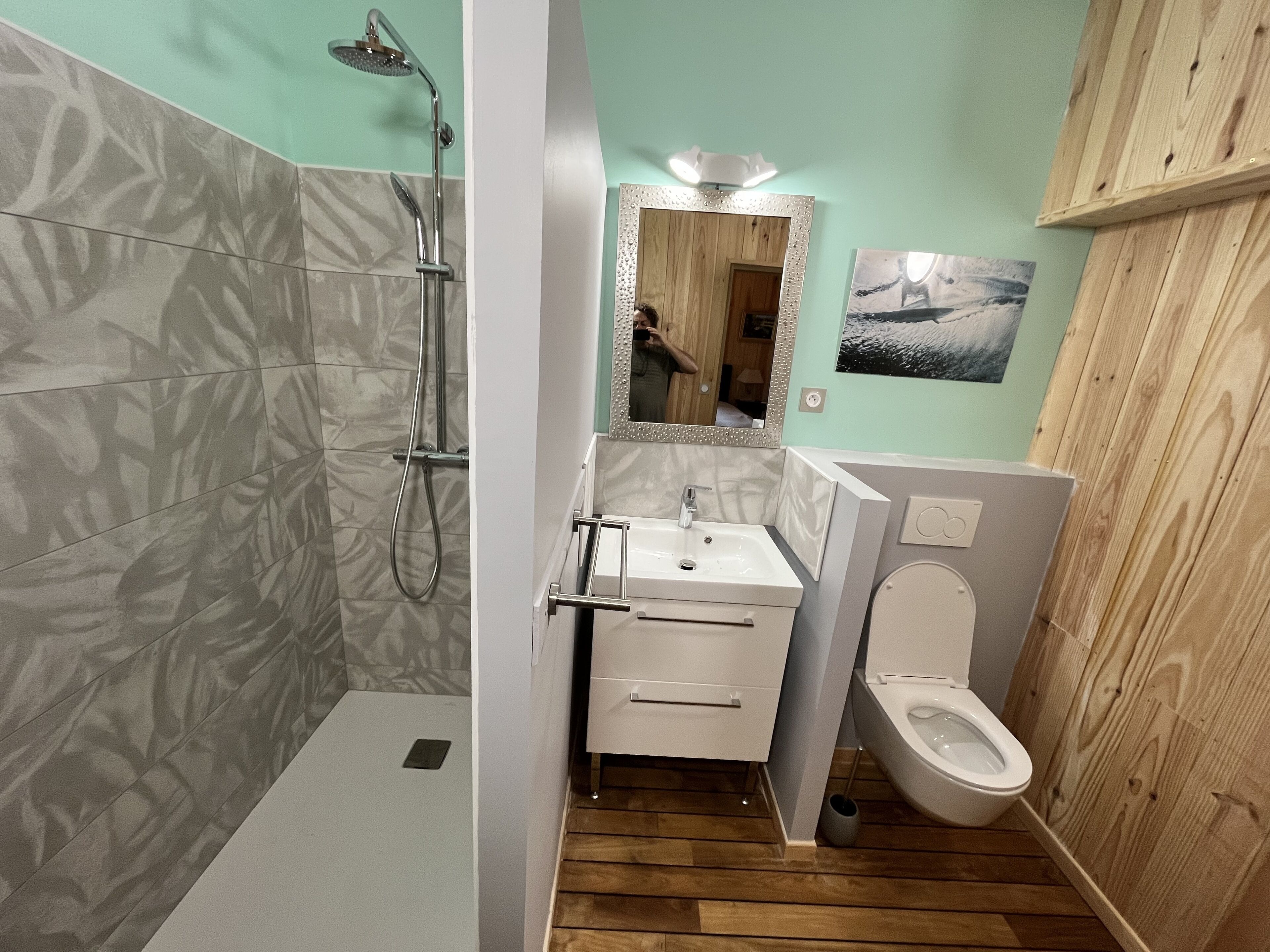 Ein Badezimmer mit Dusche, Waschbecken und Toilette.
