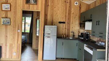 Een koelkast, een microgolfoven, een kookplaat, een vaatwasser