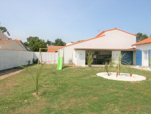 Children's area - Cosy Cottage, 8 min Walk to Beach & Town, Sleeps 3 with Shared Garden & BBQ (La Tranche-sur-Mer)