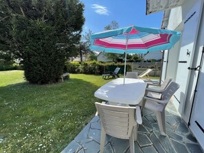 Outdoor dining - Charming House with Enclosed Garden, 600m from Beach, 800m from Shops (Jullouville)