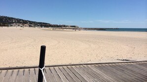 A beach with a wooden boardwalk leading to the shore. - Seafront apartment for 4 in Sète with private parking (Sète)