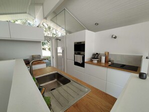 Fridge, microwave, dishwasher, coffee/tea maker