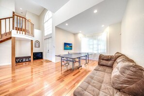 Living area - Heated Pool+Hot Tub! Ping Pong & Close To Beach! (Hollywood)