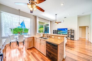 Private kitchen - Heated Pool+Hot Tub! Ping Pong & Close To Beach! (Hollywood)