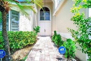 Exterior detail - Heated Pool+Hot Tub! Ping Pong & Close To Beach! (Hollywood)