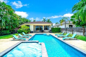 Una piscina al aire libre, una piscina climatizada