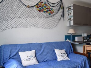 Interior - Cozy 3-Room House with A/C, Parking & Patio - Sleeps 6 - Steps from Grazel Beach, Gruissan (Gruissan)