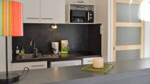 Coffee/tea maker, fridge, microwave, stovetop - Sunny Apartment with Terrace, 5 Guests, Parking - Bormes-les-Mimosas (Bormes-les-Mimosas)