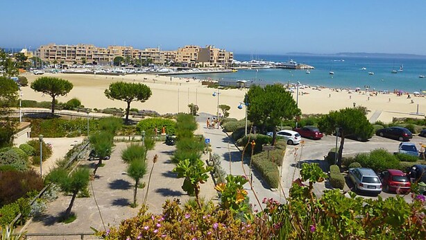 A coastal hotel with a beach view, parking area, and a marina with boats. - Sunny Apartment with Terrace, 5 Guests, Parking - Bormes-les-Mimosas (Bormes-les-Mimosas)