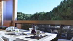 Outdoor dining - Sunny Apartment with Terrace, 5 Guests, Parking - Bormes-les-Mimosas (Bormes-les-Mimosas)
