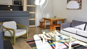 Living area - Sunny Apartment with Terrace, 5 Guests, Parking - Bormes-les-Mimosas (Bormes-les-Mimosas)