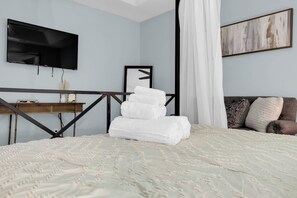 3 bedrooms, iron/ironing board, travel cot, free WiFi - Trending Tranquil Retreat W/ Theater&Pool Table (Pooler)