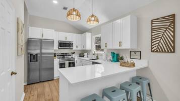 Een koelkast, een microgolfoven, een oven, een kookplaat