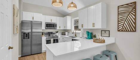 Kjøleskap, mikrobølgeovn, ovn og kokeplater