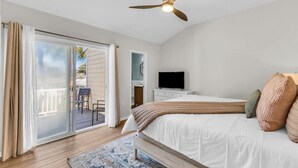 2 bedrooms, iron/ironing board, travel cot, free WiFi - Coastal Paradise Steps to Tybee Beach (Tybee Island)