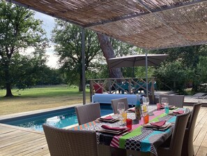 تناول الطعام بالخارج