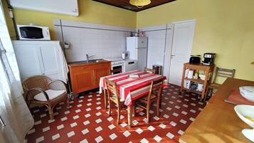 Frigorifero, microonde, piano cottura, lavastoviglie