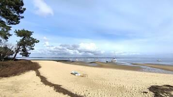 Una spiaggia nelle vicinanze