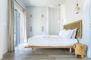 Toetasjesleilighet, 2 soverom, sjøutsikt | Memory foam-senger, skrivebord for bærbar PC og strykejern/-brett