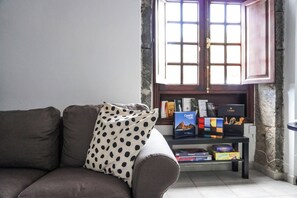 TV, books - - (Los Silos)