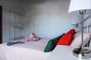 4 bedrooms, iron/ironing board, travel crib, free WiFi - - (Los Silos)