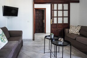 TV, books - - (Los Silos)