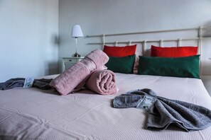 4 bedrooms, iron/ironing board, travel cot, free WiFi - - (Los Silos)