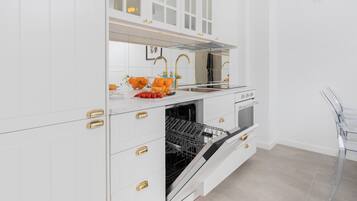 Fridge, oven, stovetop, dishwasher