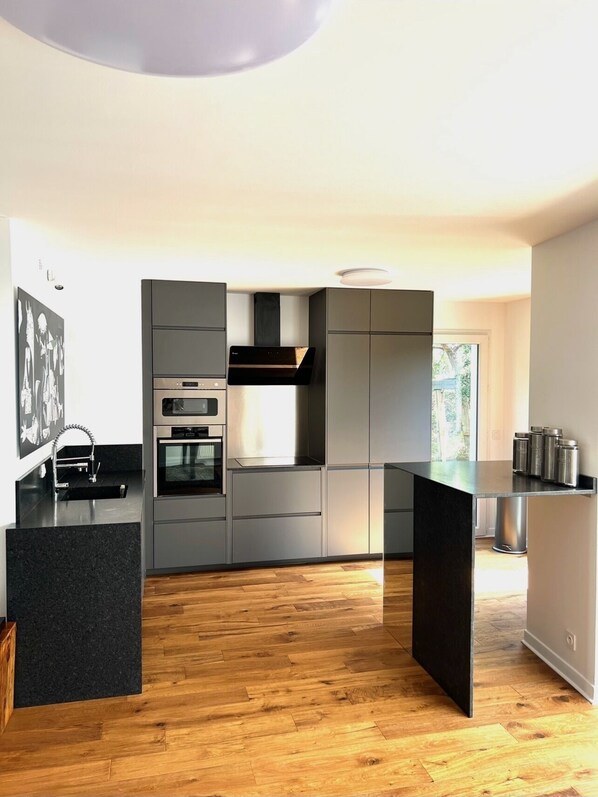 Frigorífico, microondas, horno y placa de cocina