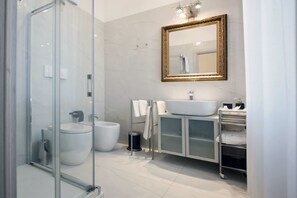 經典客房 (5) | 浴室 | 淋浴設備、雨淋花灑、免費梳洗用品、風筒