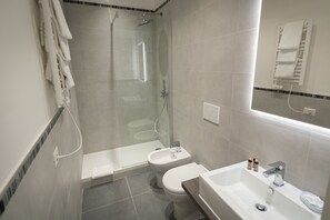 Een douche, een haardroger, een bidet, handdoeken