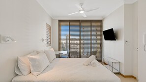 2 bedrooms, iron/ironing board, WiFi - Orion Unit 8 Modern apartment Overlooking Snapper Rocks with Wi-Fi included (Coolangatta)