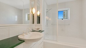 Combined shower/bathtub - Orion Unit 8 Modern apartment Overlooking Snapper Rocks with Wi-Fi included (Coolangatta)