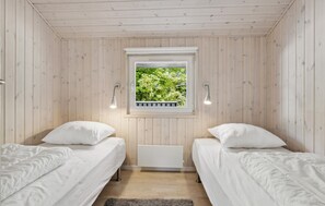 4 bedrooms, travel crib, free WiFi - Pet friendly home in Hals with sauna (Hals)