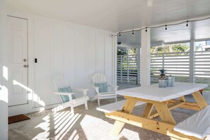 Outdoor dining - The Holland House (Kure Beach)