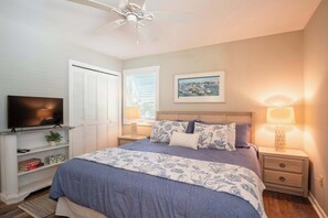 3 bedrooms, iron/ironing board, free WiFi, bed sheets - The Holland House (Kure Beach)