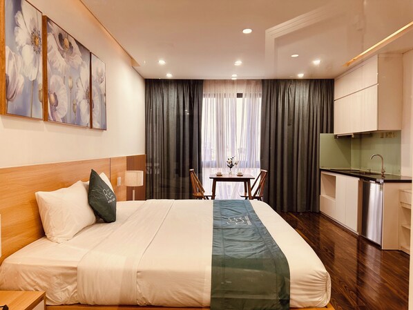 Studio Premium | Värdeförvaringsskåp på rummet, skrivbord och arbetsyta för laptop