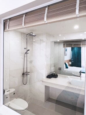 Studio Deluxe | Badrum | Dusch, hårtork, tofflor och handdukar