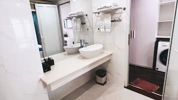Deluxe Studio | Bathroom