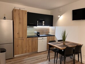 Réfrigérateur, micro-ondes, plaque de cuisson, lave-vaisselle
