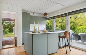 Kjøleskap, ovn, oppvaskmaskin og kaffetrakter/tekoker