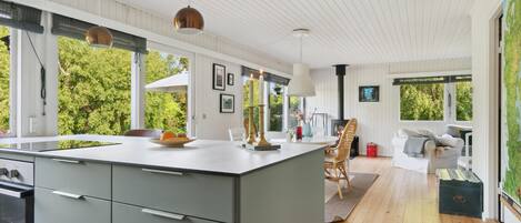 Kjøleskap, ovn, oppvaskmaskin og kaffetrakter/tekoker