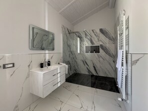 Douche, sèche-cheveux, bidet, serviettes fournies