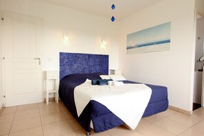 8 makuuhuonetta, työpöytä, silitysrauta/-lauta, vauvan matkasänky