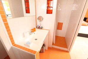 Regadera, amenidades de baño ecológicas, secadora de cabello, jabón 