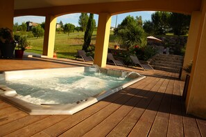 Bain à remous extérieur