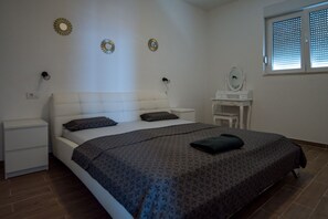 1 غرفة نوم ومكواة/لوح كي وواي فاي مجانًا وملاءات أسرّة