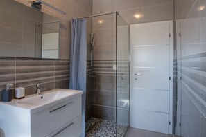 Shower, hair dryer, towels, soap - Villa Stipe (Jesenice)